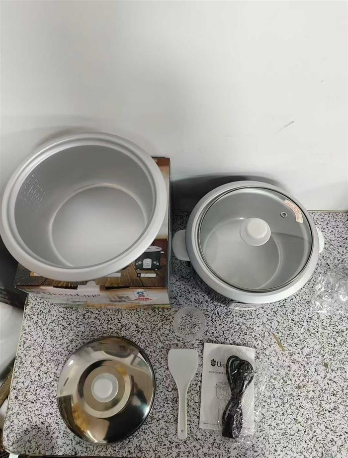 外贸电饭煲 220伏欧规 双胆 加厚铝胆材质 4升黄金容量 电话微信同号15515665791 主做全品类五金百货，小电器，更多商品，欢迎国内外友人，前来加微咨询洽谈合作。