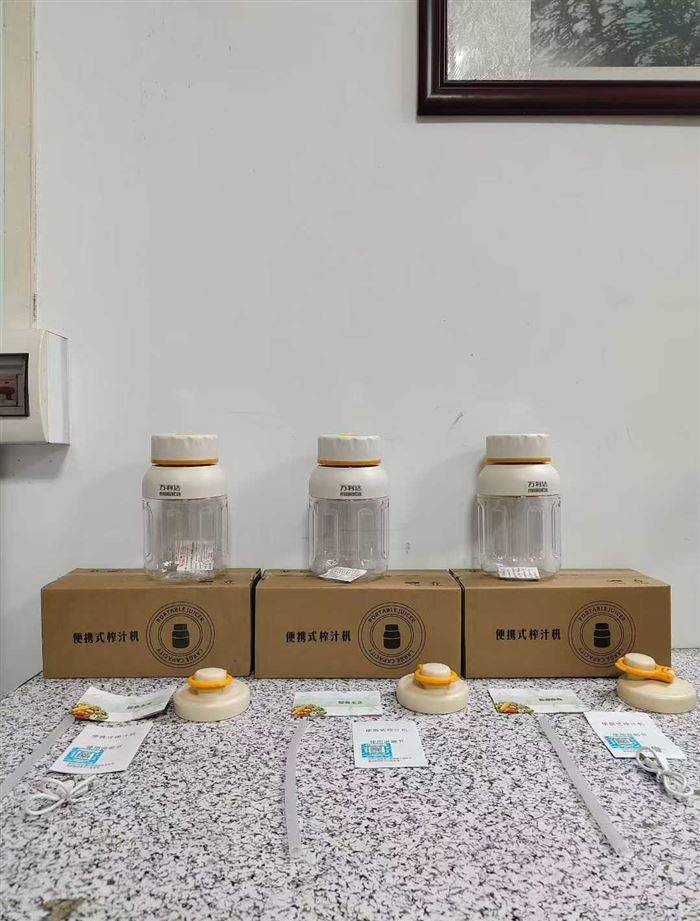 万利达双盖果汁杯 1300大容量 质感无敌 高转速机头 全新电池 原箱原件 现货1000 电话微信同号15515665791 主做全品类五金百货，小电器，更多商品，欢迎国内外友人，前来加微咨询洽谈合作。