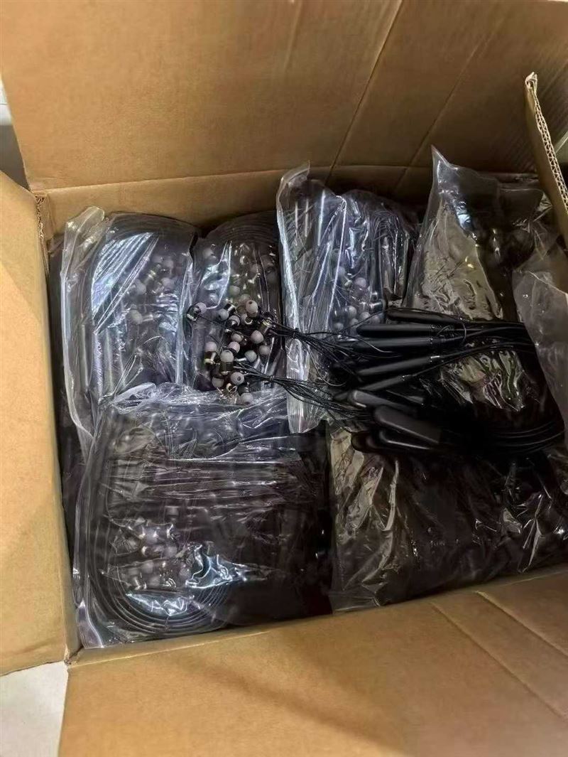 入耳式挂脖蓝牙耳机，全属磁吸头，带数显，质量好音质棒，支持全检4600pcs 电话微信同号15515665791 主做全品类五金百货，小电器，更多商品，欢迎国内外友人，前来加微咨询洽谈合作。