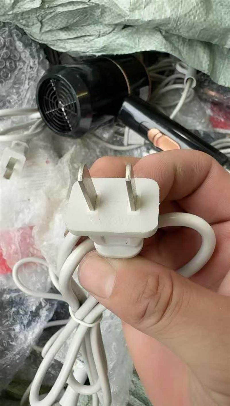 300个没盒子，铁锤大号吹风机，带蓝光，三个档位！特价8💰 电话微信同号15515665791 主做全品类五金百货，小电器，更多商品，欢迎国内外友人，前来加微咨询洽谈合作。