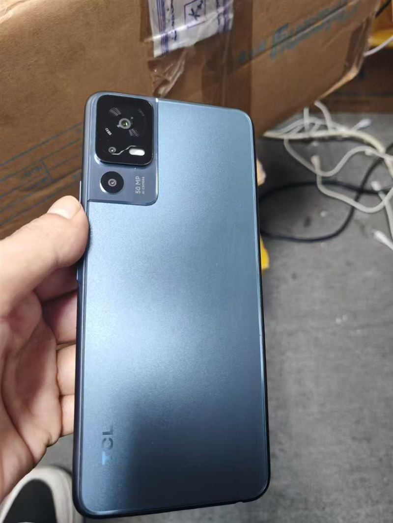 TCL智能机，三款国际版单机，4+64(20%)和4+128（80%）两种内存统一价格出货！共100台左右！￥260清 电话微信同号15515665791 主做全品类五金百货，小电器，更多商品，欢迎国内外友人，前来加微咨询洽谈合作。