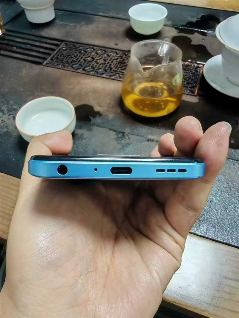 国外品牌黑视智能机，纯原国际版单机，4+128真实内存，200多台。优势价出货，2XX 电话微信同号15515665791 主做全品类五金百货，小电器，更多商品，欢迎国内外友人，前来加微咨询洽谈合作。