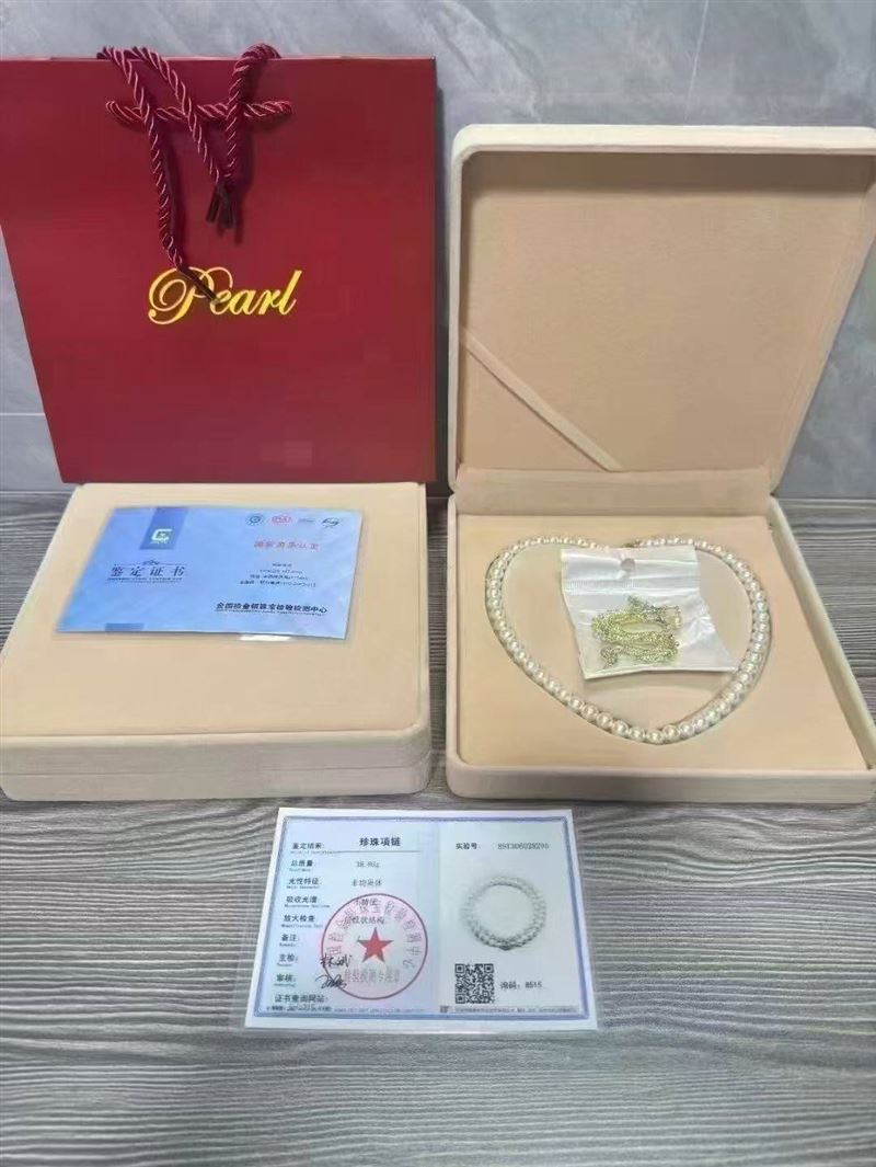 商场撤柜珍珠项链剩余900套左右，精品独立包装，配有证书、胸针、手提袋，适合年会礼品、大型活动、会议馈赠佳品，公司随手礼。商场专柜几百上千，现价几十块钱一套，一箱60套，一箱起发！