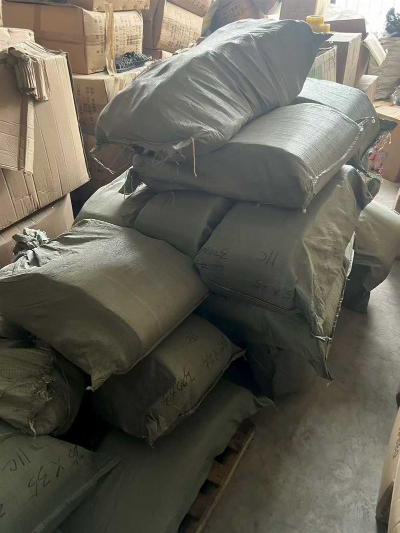 快递袋1吨左右 按吨出！非常便宜！ 电话微信同号15515665791 主做全品类五金百货，小电器，更多商品，欢迎国内外友人，前来加微咨询洽谈合作。