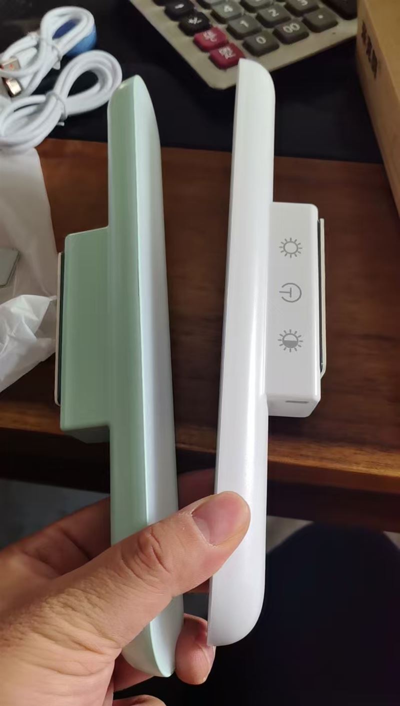 充插两用变光磁吸灯1300条几块钱清货 电话微信同号15515665791 主做全品类五金百货，小电器，更多商品，欢迎国内外友人，前来加微咨询洽谈合作。