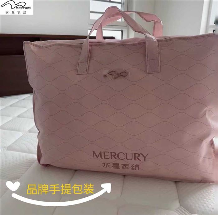 📣一年一度的水星家纺蚕丝被来啦！ 无数好评～正宗的工厂货！ 原单订制款实体专供因今年大环境影响无法正常出货囤积仓库。现直接以尾货形式亏本甩卖清仓共计28000条售完为止！现在全部亏本出售！绝对不要错过～工厂直销质量保证。 【面料】100%莱赛尔天丝大提花（升级款） 【填充】100%双宫茧桑蚕丝（长丝） 【规格】200cm*230cm 【颜色】羽格*白      羽格*粉 【重量】6斤、8斤 被芯选用特级桑蚕丝填充，富含多种胶原蛋白，而且还有抑菌美容功能。 电话微信同号15515665791 主做全品类五金百货，小电器，更多商品，欢迎国内外友人，前来加微咨询洽谈合作。