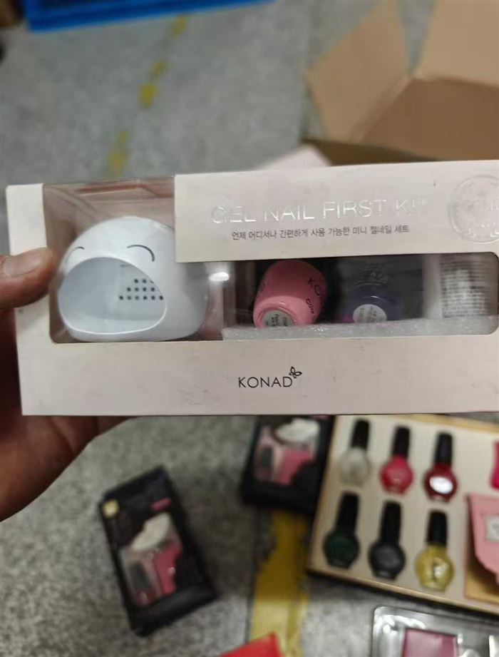 钢板印章彩绘指甲油套装1000套左右，清货5元一套 电话微信同号15515665791 主做全品类五金百货，小电器，更多商品，欢迎国内外友人，前来加微咨询洽谈合作。