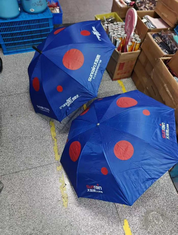 三折和直杆广告伞3000把左右，清货2.8元一把 电话微信同号15515665791 主做全品类五金百货，小电器，更多商品，欢迎国内外友人，前来加微咨询洽谈合作。