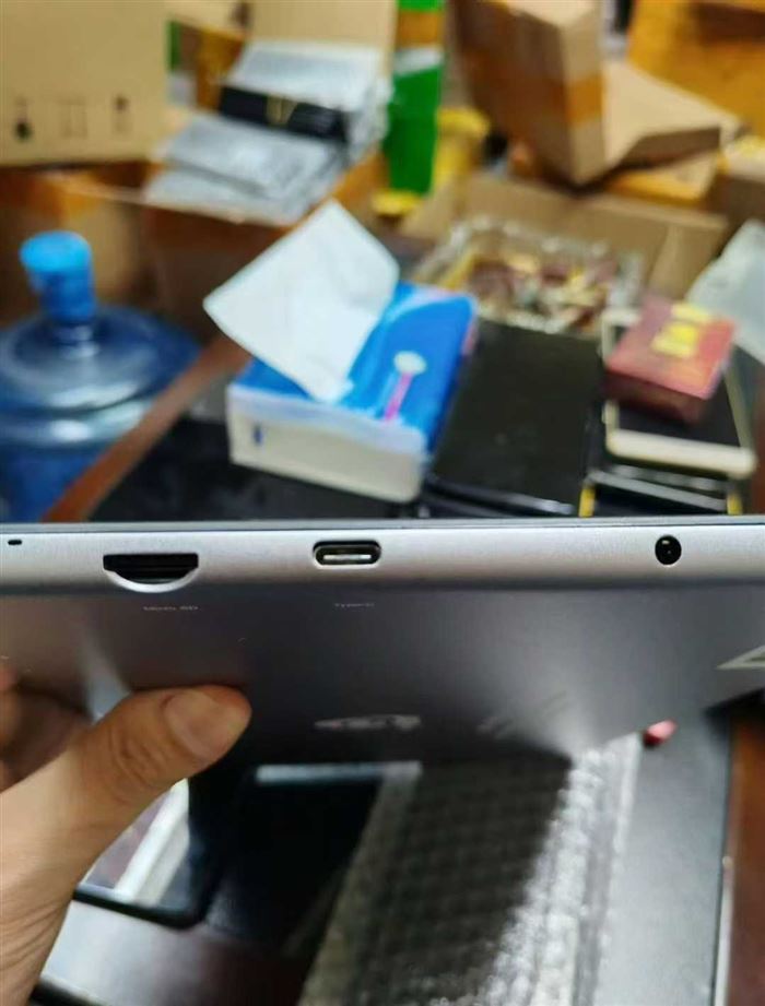 10.1寸OLED超高清屏平板电脑，Wi-Fi国际版，全新全套原封箱！4+64真实内存！300多套！好产品！好价格！电话微信同号15515665791 主做全品类五金百货，小电器，更多商品，欢迎国内外友人，前来加微咨询洽谈合作。 