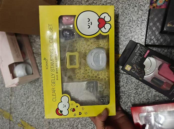 钢板印章彩绘指甲油套装1000套左右，清货5元一套