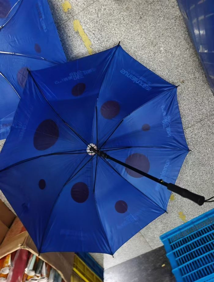 三折和直杆广告伞3000把左右，清货2.8元一把