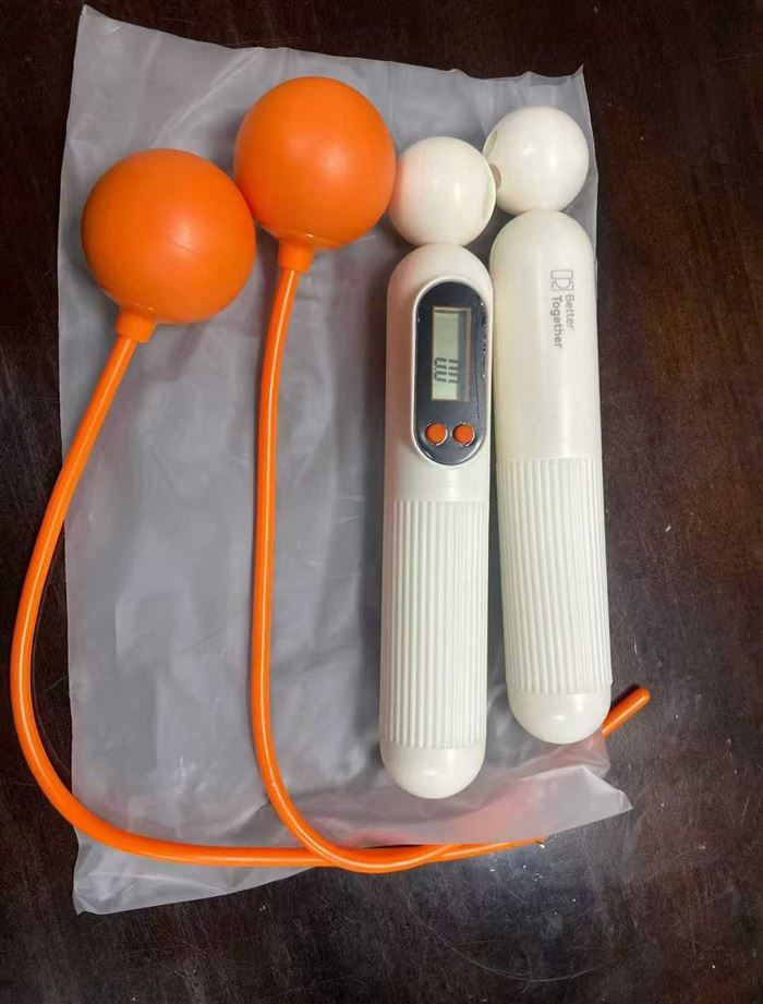 智能计数运动跳绳到货3000 个 全新原箱原件，一箱 40 个 电话微信同号15515665791 主做全品类五金百货，小电器，更多商品，欢迎国内外友人，前来加微咨询洽谈合作。