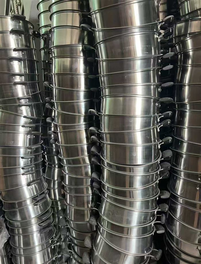 34公分清汤锅1500个， 水牛那么大，6.5元一个。 电话微信同号15515665791 主做全品类五金百货，小电器，更多商品，欢迎国内外友人，前来加微咨询洽谈合作。