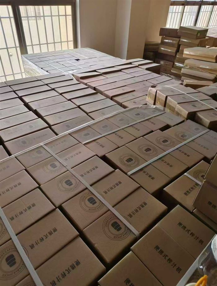 万利达电动果汁杯2025的年 ​2000台处理价格美丽 电话微信同号15515665791 主做全品类五金百货，小电器，更多商品，欢迎国内外友人，前来加微咨询洽谈合作。