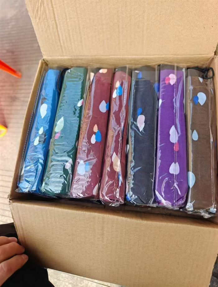 碰击布印花伞10000支左右，清货5.5元一把，全新无瑕疵