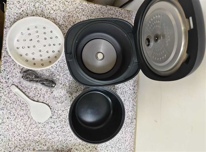 益博品牌高端电饭煲 加厚双喷铝胆 智能菜单选择 3升，4升各一半，现货220台 电话微信同号15515665791 主做全品类五金百货，小电器，更多商品，欢迎国内外友人，前来加微咨询洽谈合作。