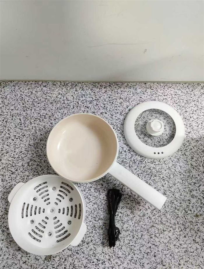 海掌门2升电热火锅 加长手柄 带笼 陶瓷釉内胆 原包原箱现货1000台 电话微信同号15515665791 主做全品类五金百货，小电器，更多商品，欢迎国内外友人，前来加微咨询洽谈合作。