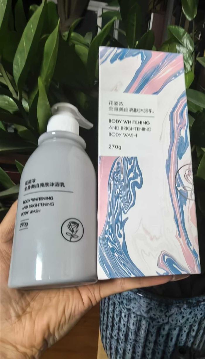 花姿浓全身美白亮肤沐浴乳。 数量2460，盒子带内托。 日期26年8月 电话微信同号15515665791 主做全品类五金百货，小电器，更多商品，欢迎国内外友人，前来加微咨询洽谈合作。