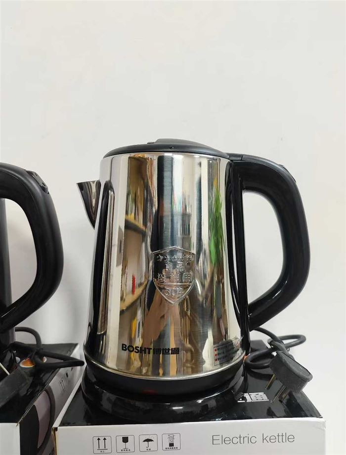 博世通国标1.8升电热水壶 0.5厚不锈钢 双金温控 全铜线 超大内钢盖 原包原件现货3000pcs 电话微信同号15515665791 主做全品类五金百货，小电器，更多商品，欢迎国内外友人，前来加微咨询洽谈合作。