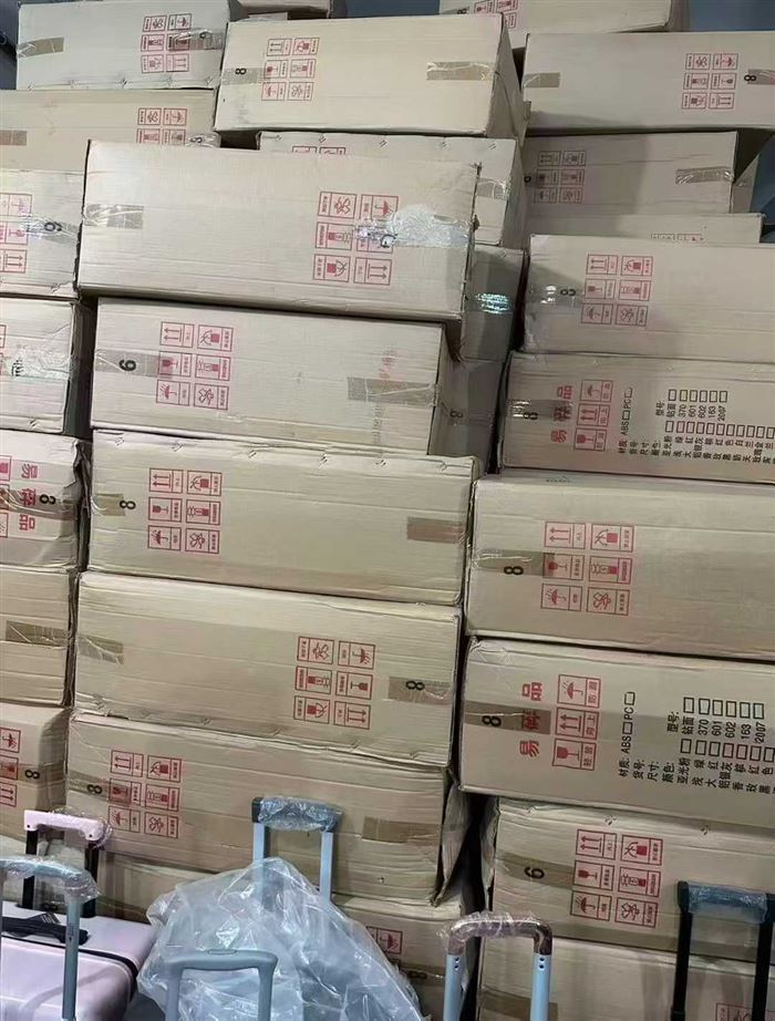 杂款行李箱18寸20寸24寸28寸都有，便宜处理 电话微信同号15515665791 主做全品类五金百货，小电器，更多商品，欢迎国内外友人，前来加微咨询洽谈合作。