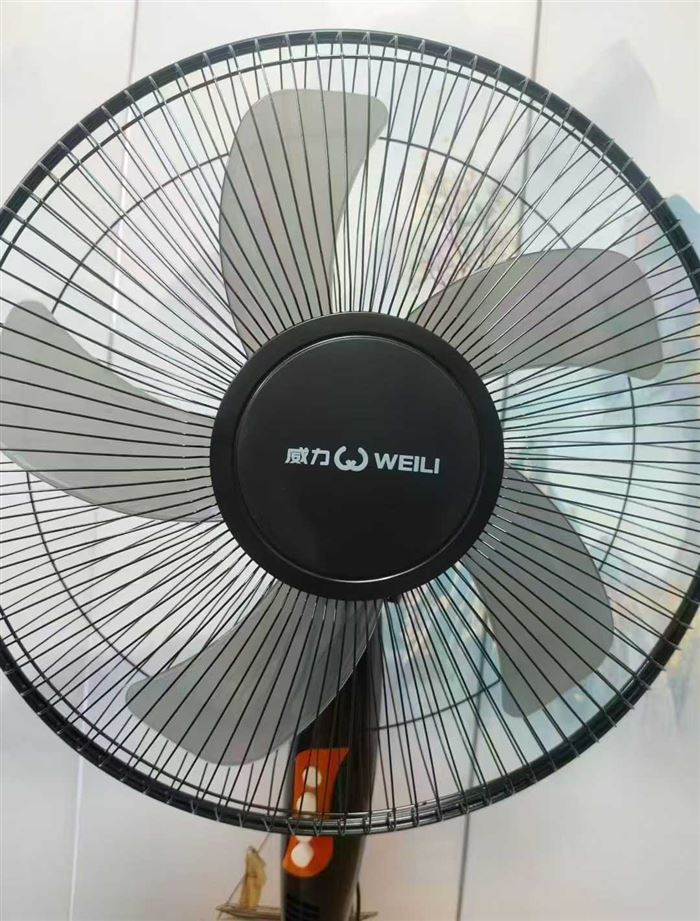 风扇处理 只要2X元3000台 ​价格美丽 电话微信同号15515665791 主做全品类五金百货，小电器，更多商品，欢迎国内外友人，前来加微咨询洽谈合作。