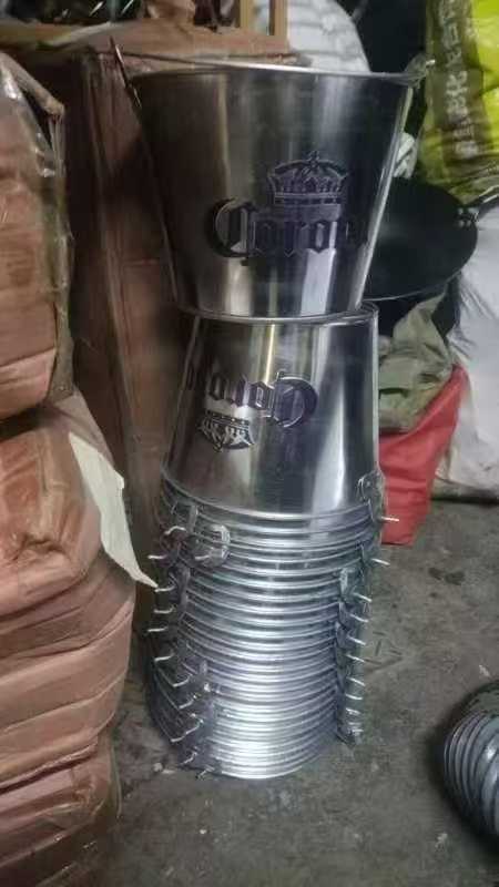 铁桶700个。一个0.8Kg，几块钱一个 