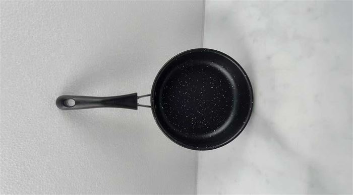 18……特厚煎锅，一件80个X 80件，适合10元店 电话微信同号15515665791 主做全品类五金百货，小电器，更多商品，欢迎国内外友人，前来加微咨询洽谈合作。