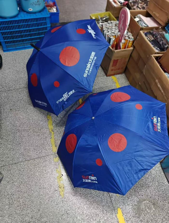 雨伞，三折和直杆3000把左右，小块