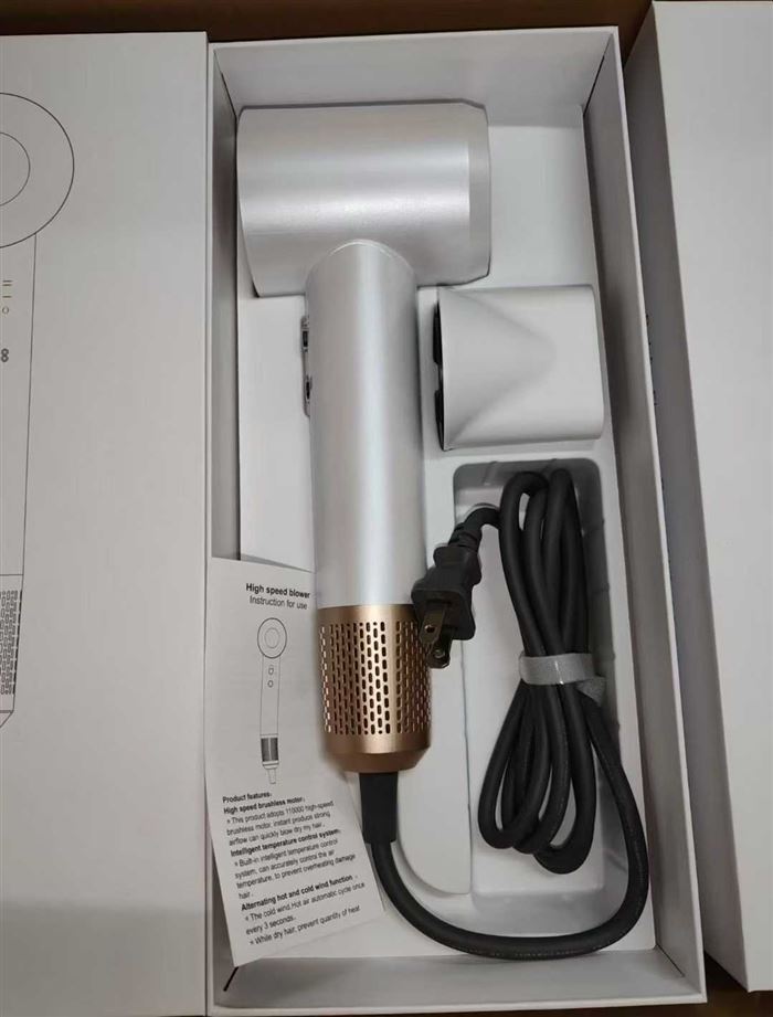 吹风机11万转，硬盒天地盖包装， ​美规带漏保插头:105台 美规插头:202台 英规:71台 欧规:14台 中规:15台 合计:407台 电话微信同号15515665791 主做全品类五金百货，小电器，更多商品，欢迎国内外友人，前来加微咨询洽谈合作。