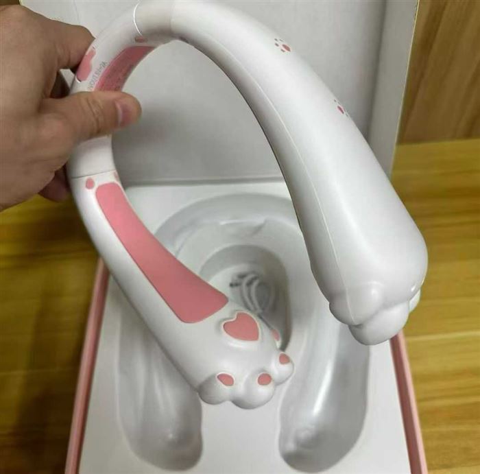 颈部暖风器，21700动力电池，大容量，充电款，到货700个 电话微信同号15515665791 主做全品类五金百货，小电器，更多商品，欢迎国内外友人，前来加微咨询洽谈合作。