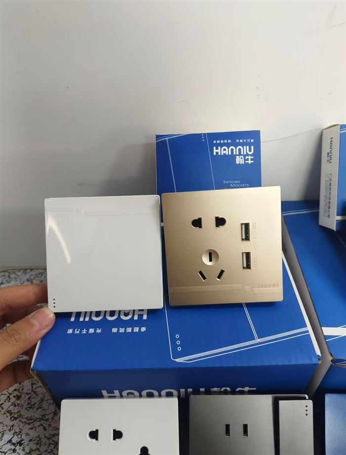 翰牛品牌电插座 款式多多 国标打造 全铜材质 原包原件现货20000pcs