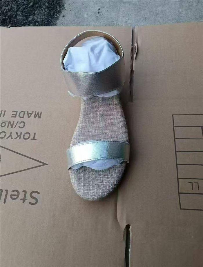 女士凉鞋1800双，质量非常好，全码全号，大货箱装，块块钱的事