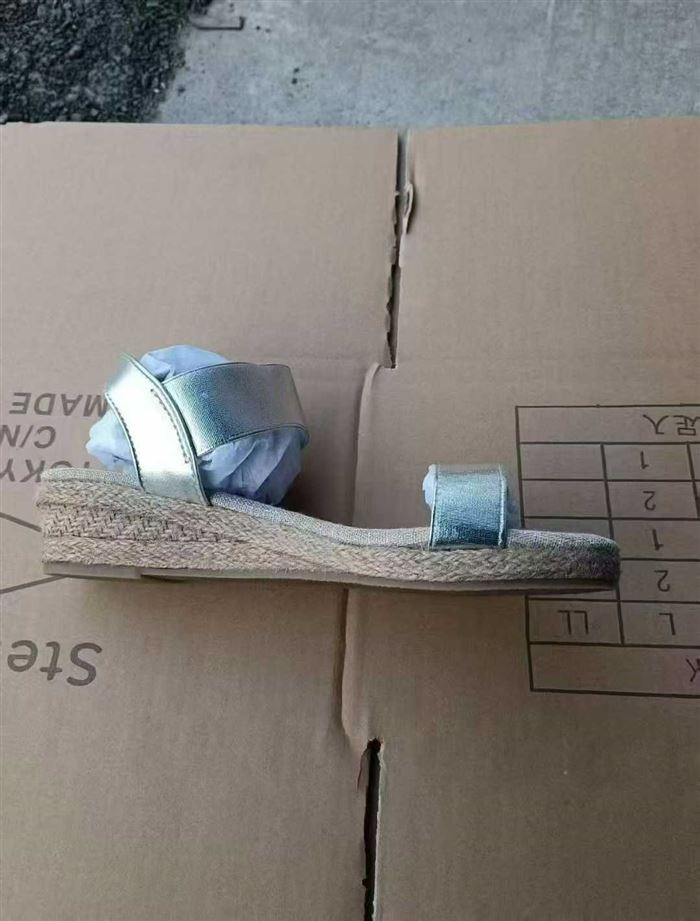 高品质头盔晚上到仓18000个，质量很好，大货原箱原件?????? 老板抵账变现，超低价格