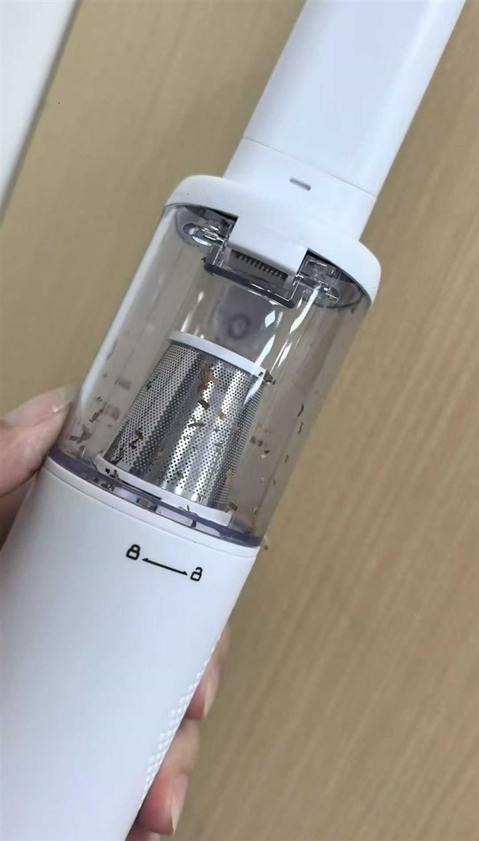 便携式吸尘器3200 个 超强吸力，有意私聊 电话微信同号15515665791 主做全品类五金百货，小电器，更多商品，欢迎国内外友人，前来加微咨询洽谈合作。