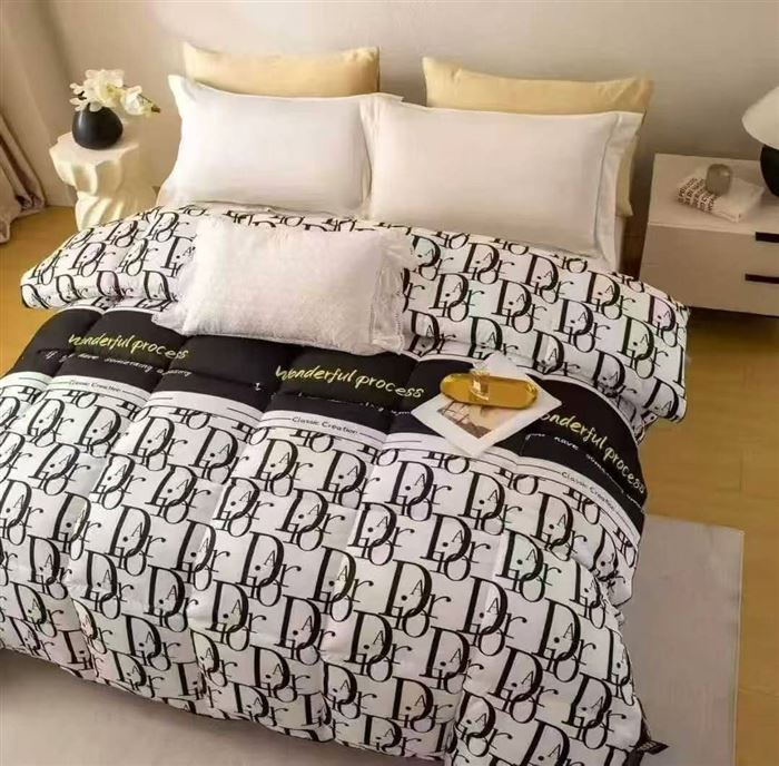 冬被尺寸200*230重量五斤以上 ​现货一千多条 特价30 ​