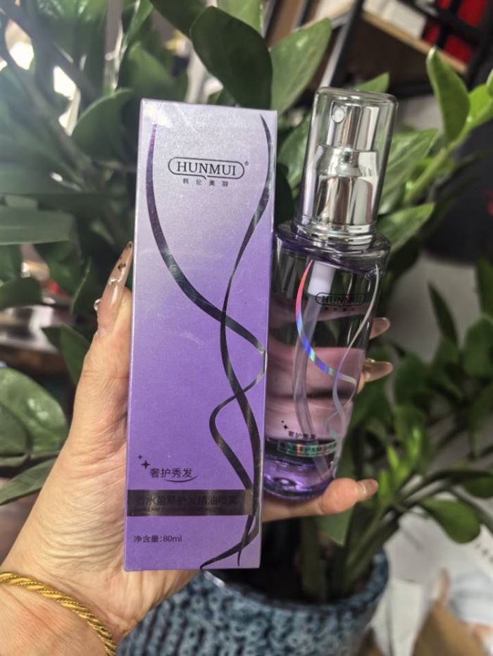 韩伦美羽香水护发精油喷雾护发玻璃瓶。80ml 日期27年1 数量1200 电话微信同号15515665791 主做全品类五金百货，小电器，更多商品，欢迎国内外友人，前来加微咨询洽谈合作。