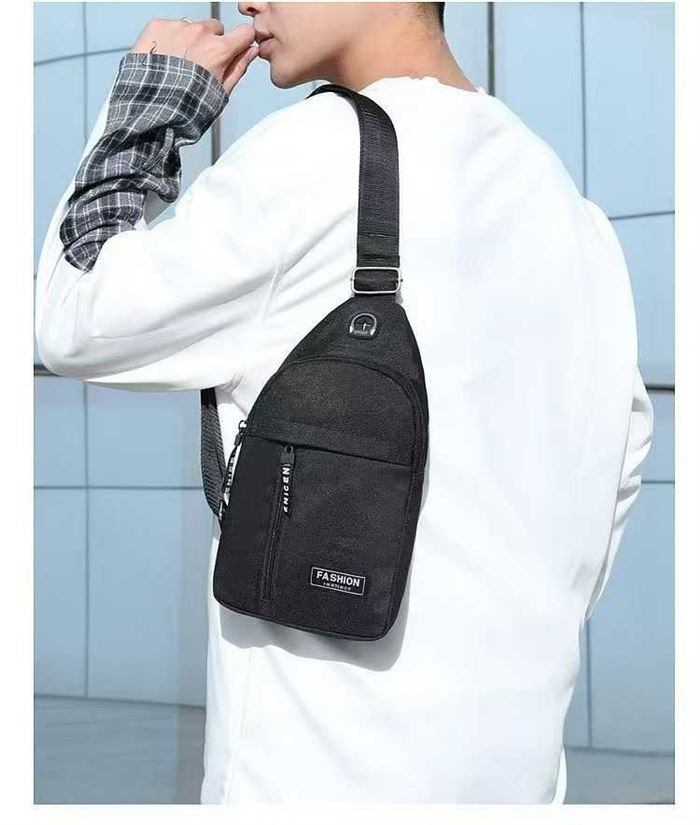 斜挎包10000个，独立包装，大货板正，质量嘎嘎好，只有一个黑色，全清2.x元 电话微信同号15515665791 主做全品类五金百货，小电器，更多商品，欢迎国内外友人，前来加微咨询洽谈合作。