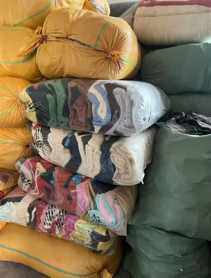 拉舍尔 2吨左右 非常便宜处理！ 懂货的来 按吨出！ 电话微信同号15515665791 主做全品类五金百货，小电器，更多商品，欢迎国内外友人，前来加微咨询洽谈合作。