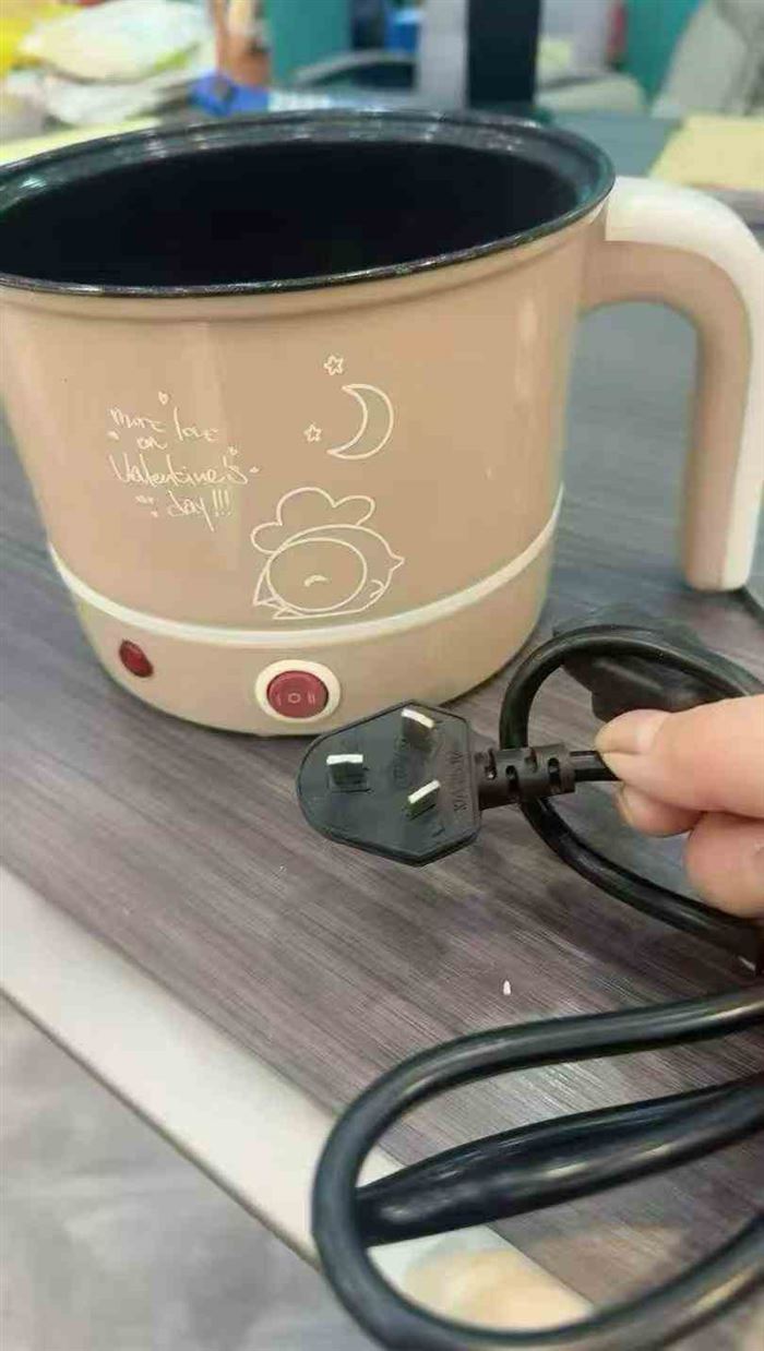 不粘锅多功能家用电煮锅所剩不多，超低价秒 电话微信同号15515665791 主做全品类五金百货，小电器，更多商品，欢迎国内外友人，前来加微咨询洽谈合作。