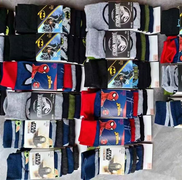 漫威 袜子外贸原单原卡 60万双 全清分货都可以 一箱4个尺码 一箱20卡 一卡4双 27-30 4卡 31-34 6卡 35-38 6卡 39-42 4卡