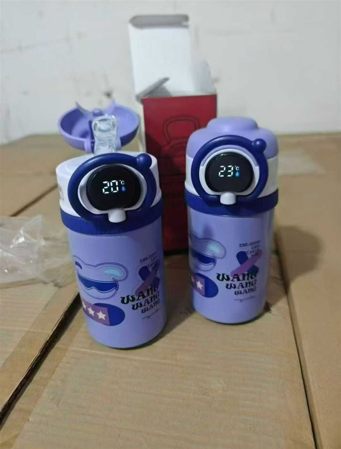 儿童温显保温杯1500个左右，清货11元一个
