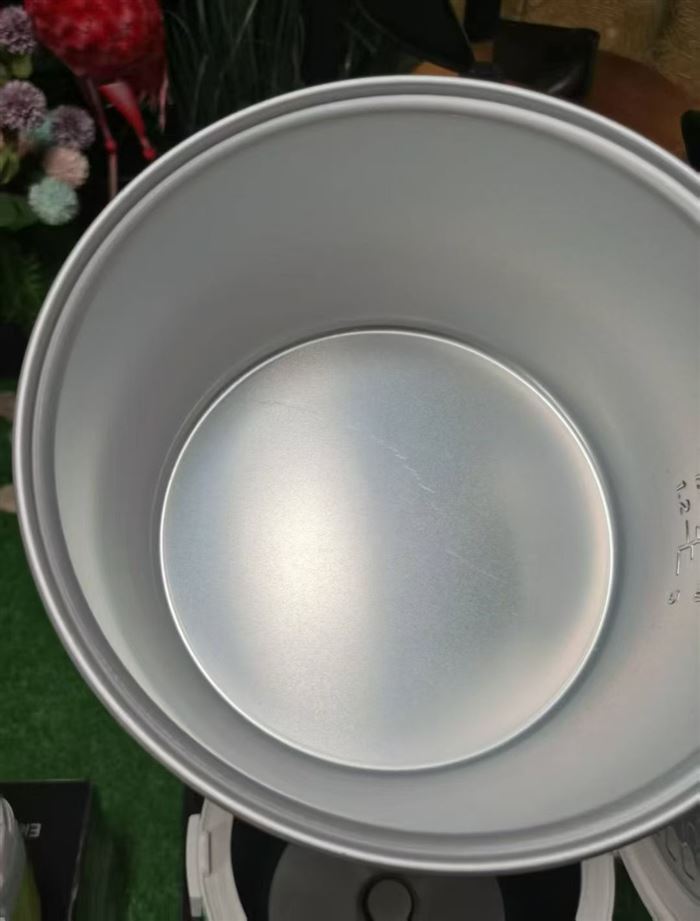 出口电饭煲3500台左右，6升和7升，带蒸笼，220伏电压，独立包装，大货板正，品质嘎嘎好，便宜处理