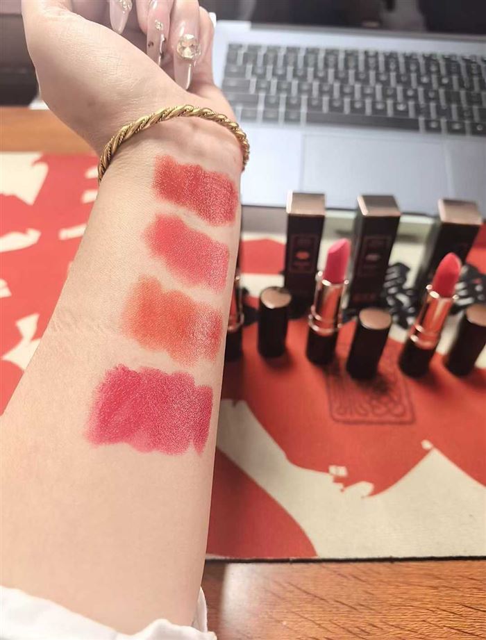 盛利蓝柔雾口红黑金高级感电镀裸感保湿显白孕妇唇膏同款学生必备 日期27年4 数量10000支4个颜色。