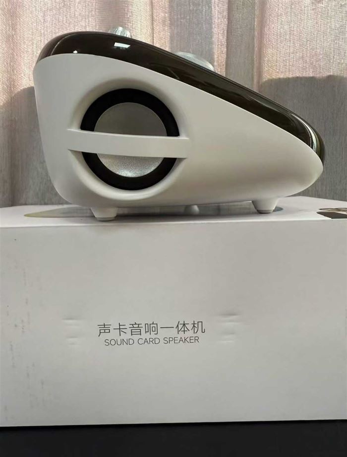 索爱声卡蓝牙音箱，单麦，品质，音质都非常不错，一箱8套，特价1600 套 电话微信同号15515665791 主做全品类五金百货，小电器，更多商品，欢迎国内外友人，前来加微咨询洽谈合作。