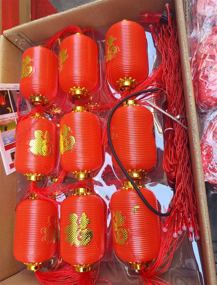 太阳能发光灯笼串。