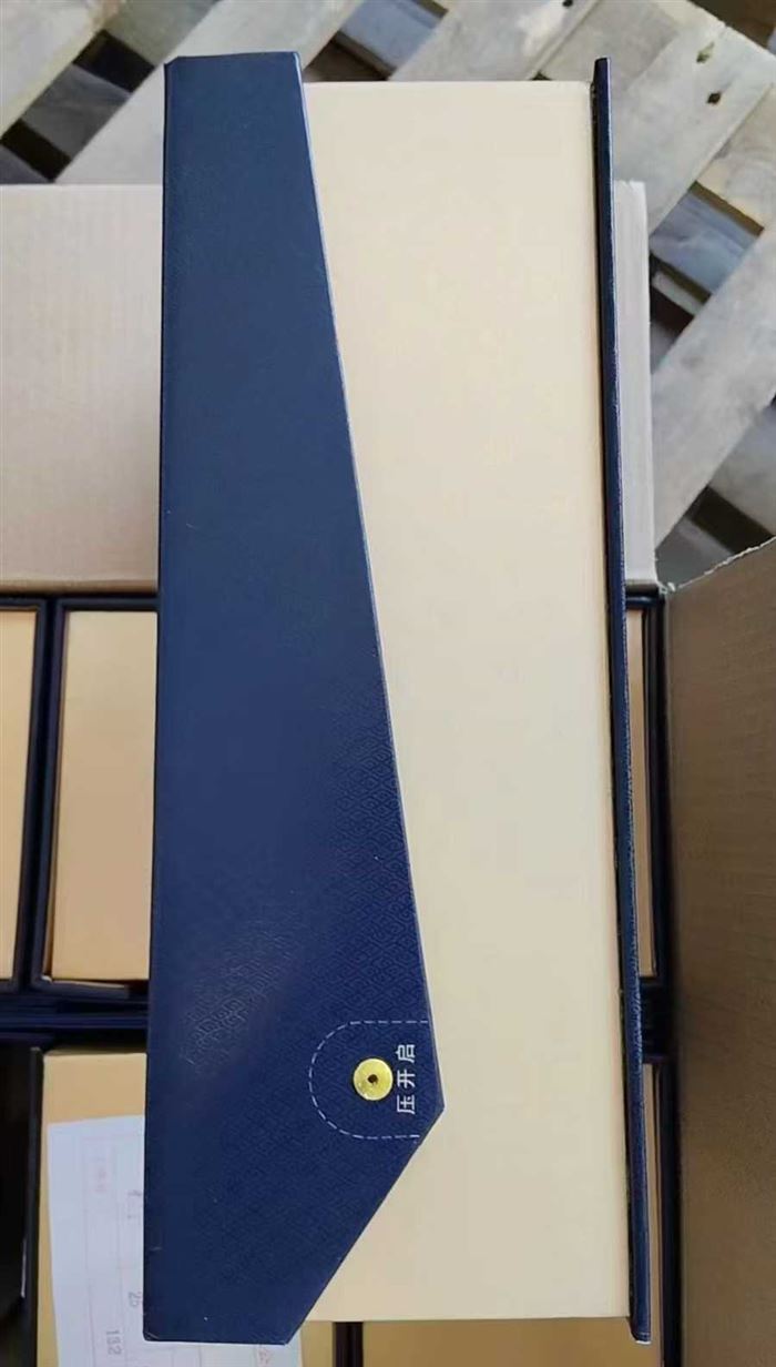 手工书本皮盒，剑南春系列精酿18，酒质非常棒，22年，52度，纯粮酒水，6瓶装，少量现货 电话微信同号15515665791 主做全品类五金百货，小电器，更多商品，欢迎国内外友人，前来加微咨询洽谈合作。