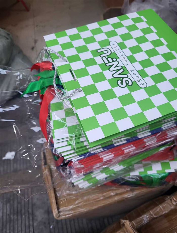 礼品纸袋（带丝带🎀），红色蓝色绿色三种颜色。4000个，毛毛钱 电话微信同号15515665791 主做全品类五金百货，小电器，更多商品，欢迎国内外友人，前来加微咨询洽谈合作。