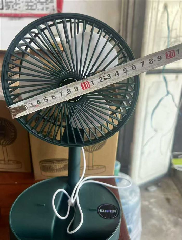 折叠风扇2000个左右， 每件40个，2块多一个。