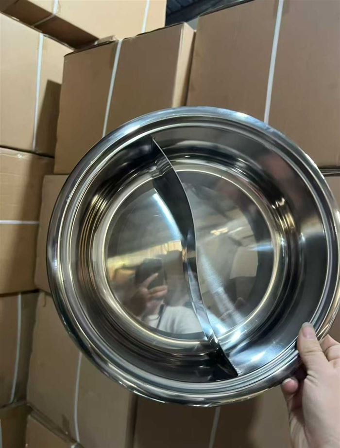 鸳鸯火锅3000个左右， 6元一个，可以分货出！