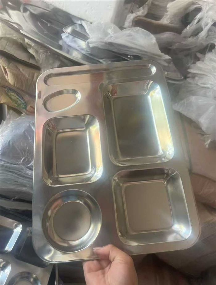 快餐盘3吨左右， 8000元/吨，500斤起批